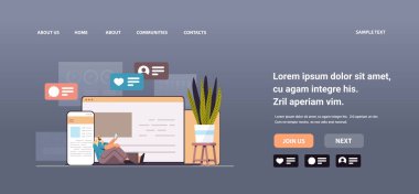 Arap adam bilgisayar ve mobil sohbet uygulamaları kullanıyor çevrimiçi iletişim sosyal medya ağı dijital bağımlılığı