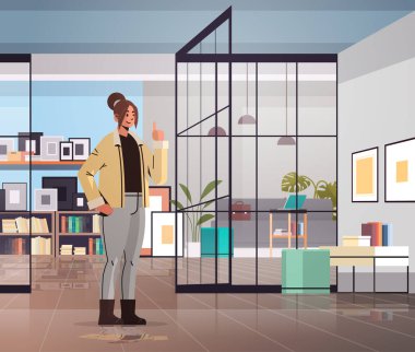 İş kadını parmağını kaldırıyor ve yeni bir fikir üretiyor yaratıcılık kavramı modern ofis iç mimarisi.