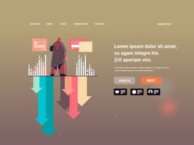 Arap iş kadını kırmızı ve mavi oklar üzerinde duruyor ekonomik kriz iflas konsepti