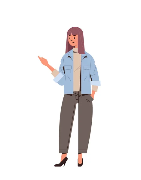 Jong meisje in casual kleding wijzend hand op iets vrouwelijk karakter staande pose — Stockvector