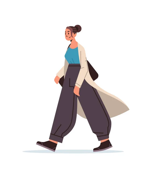 Молодая девушка в повседневной одежде модная женщина ходьба женский персонаж стоять вертикально — стоковый вектор