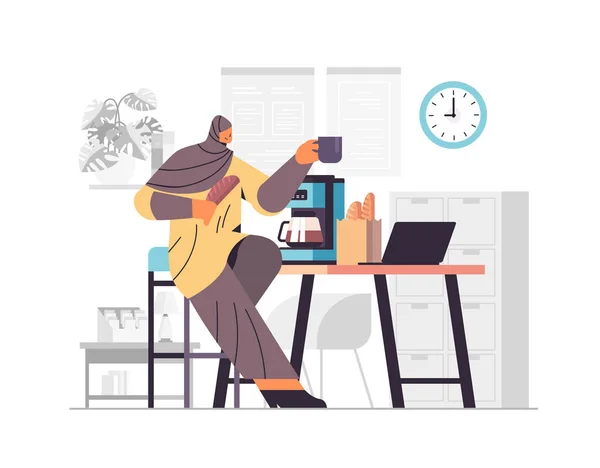 Arab businesswoman drinking coffee in office coffee break concept horizontal — Stock Vector