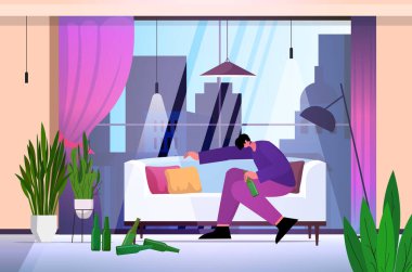 Üzgün adam alkolik tek başına içki içen depresif sarhoş adam alkol bağımlılığı yaşıyor.