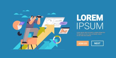 İş adamı dürbün iş görüşü üzerinden bakıyor. Başarılı strateji yönü kavramı yatay