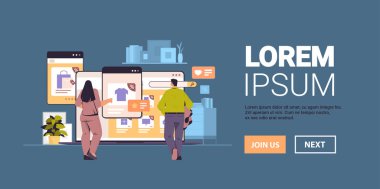 Insanlar bilgisayar uygulamasında dizüstü bilgisayardan eşya seçiyorlar çevrimiçi alışveriş dijital pazarlama ekommerce kavramı