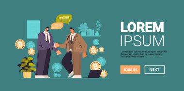 İş adamları el sıkışırken iş ortakları el sıkışırken ortaklık konseptini tartışıyorlar