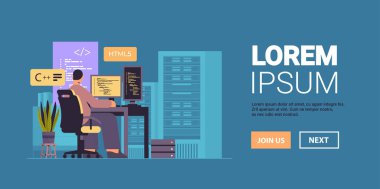 Web geliştirici yazılım ve programlama geliştirme bilgisayar monitörü üzerinde program kodu oluşturma