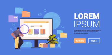 İş adamı büyüteç web sayfası verisi kullanarak tarayıcı penceresinin yüzey incelemesini analiz ediyor