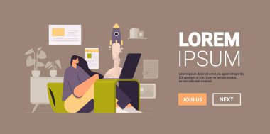 İş kadını dizüstü bilgisayarından roket fırlatıyor yaratıcı proje geliştirme şirketi kurma konsepti