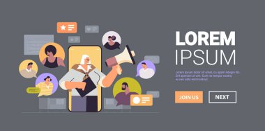 Akıllı telefon ekranındaki sanal konferans sırasında ırkçı iş adamlarıyla hoparlör kullanarak konuşan iş kadını