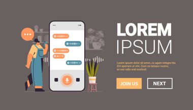 akıllı telefon ekranındaki sesli mesajları kaydeden ya da dinleyen kadın çevrimiçi iletişim yolluyor