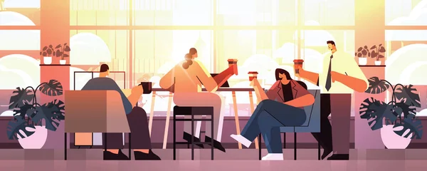 Mezclar la raza de los empresarios sentados en la mesa de la cafetería y beber café durante la reunión interior de la cafetería moderna — Archivo Imágenes Vectoriales