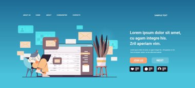 Arap iş kadını e-posta kutusu mesajı gönderiyor veya alıyor. Yeni okunmamış posta işi iletişimi