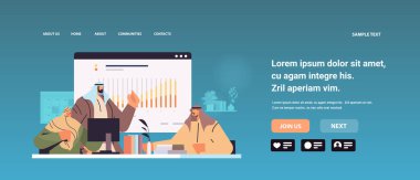 İş dünyası konferansında Arap işadamlarının mali istatistik grafiğini sunan işadamı