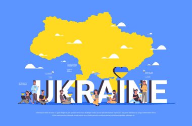 Dijital cihazlar kullanan protestocular Ukrayna 'yı Rusya' dan kurtarmak için dua ediyorlar. Savaş kavramını durdurun.