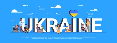 Dijital cihazlar kullanan protestocular Ukrayna 'yı Rusya' dan kurtarmak için dua ediyorlar. Savaş kavramını durdurun.