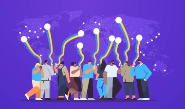 Dijital cihazlar kullanan insanlar Ukrayna 'da barış için dua ediyorlar Ukrayna' yı Rusya 'dan kurtarın savaş sosyal medya iletişimini durdurun