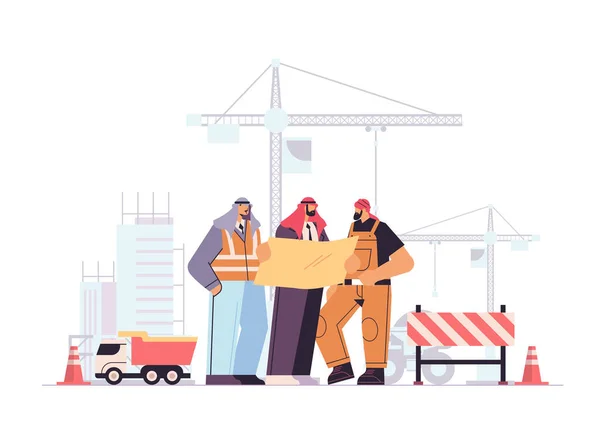 Équipe de travailleurs de la construction tenant plan directeur arab techniciens industriels constructeurs groupe sur la ville de construction grues à tour — Image vectorielle
