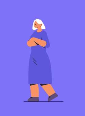 Üstünkörü giyinmiş yaşlı bir kadın büyükannem ayakta dikey çizgi film karakteri pozu veriyor.