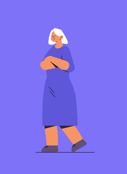Старшая женщина в повседневной одежде бабушка стоя позировать женский персонаж мультфильма по всей длине вертикали — стоковый вектор