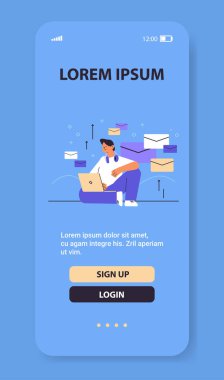 İşadamı bilgisayardaki e-posta konseptiyle iletişim kuran dizüstü bilgisayarcı üzerinde mektuplar okuyor ya da yazıyor