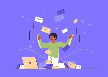 Afro-Amerikan adam bilgisayardaki bilgisayardaki mesajlaşma konseptini okuyan dizüstü bilgisayardaki mektupları okuyor.