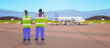 Havacılık marşalistleri üniformalı amirleri telsiz talkie hava trafik kontrolörleri havayolu çalışanı profesyonel havaalanı personeli yelekleri kullanıyor.