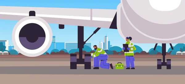 Mechanik i marszałek w kamizelkach sygnalizacyjnych inżynierowie sprawdzający koło podwozia samolotu profesjonalny personel lotniska — Wektor stockowy
