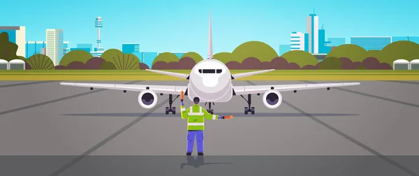 Supervisor de marshaller de aviación en señalización uniforme cerca de controlador de tránsito aéreo trabajador de aerolínea en chaleco de señal personal profesional del aeropuerto — Vector de stock