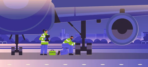 Mechanik i marszałek w kamizelkach sygnalizacyjnych inżynierowie sprawdzający koło podwozia samolotu profesjonalny personel lotniska — Wektor stockowy