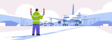Hava trafik kontrolörünün yanındaki havacılık marshaller amiri. Sinyal yeleği profesyonel havaalanı çalışanı.