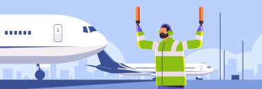 Hava trafik kontrolörünün yanındaki havacılık marshaller amiri. Sinyal yeleği profesyonel havaalanı çalışanı.