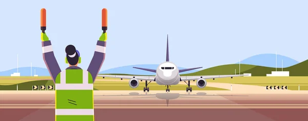 Aviação marshaller navegar com bastões de luz controlador de tráfego aéreo trabalhador da companhia aérea em colete de sinal pessoal profissional do aeroporto —  Vetores de Stock
