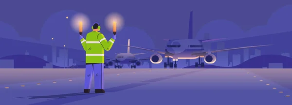 Alguacil de aviación con palos de luz cerca de los aviones controlador de tránsito aéreo trabajador de la aerolínea en chaleco de señal personal profesional del aeropuerto — Vector de stock