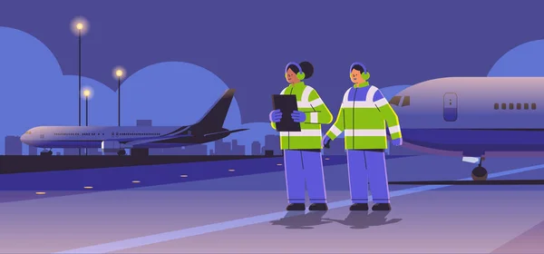 Supervisores de marshallers de aviação perto de controladores de tráfego aéreo de aeronaves trabalhadores de companhias aéreas em coletes de sinal pessoal profissional do aeroporto — Vetor de Stock
