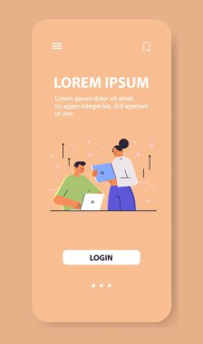 İş adamlarının dizüstü bilgisayarlarda konferans toplantısı var. İş adamları video sırasında web sitesi iletişim konseptini tartışıyor. Dikey fotokopi uzay çizimi.