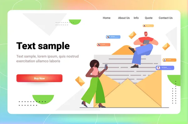 混合种族的人阅读数字小玩艺儿上收到的信商人们用计算机发邮件概念横向全长复制空间矢量图解交流 — 图库矢量图片