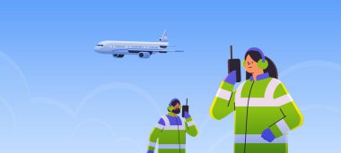 Havaalanı çalışanları hava trafik kontrolü ile telsiz üzerinden iletişim kurarken havaalanında çalışan profesyonel havaalanı çalışanları konsept vektör çizimi