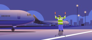 Hava trafiği kontrolörünün yanındaki üniformalı havacılık amiri sinyal yeleği profesyonel havaalanı personeli konsepti tam boy vektör illüstrasyonunda havayolu çalışanı.