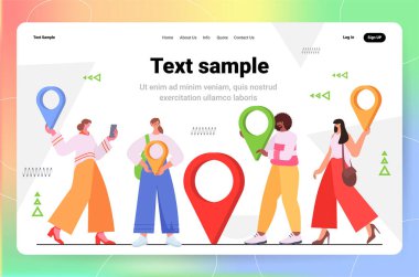 Dijital aygıtlar üzerinde çevrimiçi navigasyon uygulaması kullanan ırk insanlarını karıştır. Kadın, güzergahı GPS noktalarıyla keşfediyor. Tam uzunlukta yatay kopyalama vektör çizimi