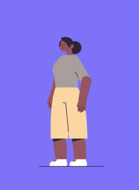 Genç Afro-Amerikan kadın gündelik giysiler içinde güzel kız ayakta duruyor kadın çizgi film karakteri tam boy dikey vektör çizimi