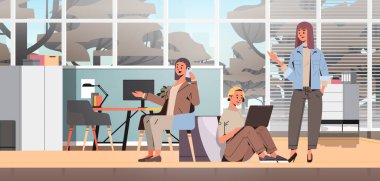 Dijital cihazlar kullanan ve takım çalışması konseptini tartışan iş adamları modern ofis içi yatay vektör ilüstrasyonu