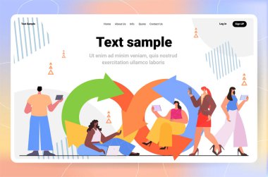 Yarış işadamlarını dijital aygıtlar mobil uygulama güncelleme yazılımı konsepti kullanarak karıştır yatay tam uzunlukta fotokopi alanı çizimi