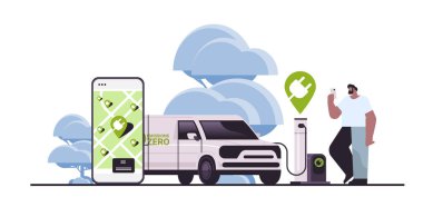 Mobil uygulama batarya aracıyla elektrik kargo kamyonunu şarj eden adam elektrik istasyonu şarj cihazı EV yönetimi sıfır emisyon taşıyıcı yatay vektör çiziminde