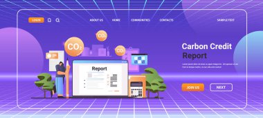 CO2 emisyon çevre stratejisi yatay fotokopi alanı illüstrasyonunun dizüstü bilgisayarında karbon kredi raporu hazırlayan iş kadını