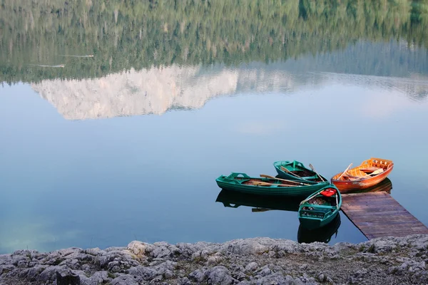 Andockboote auf einem See mit Holzponton — Stockfoto