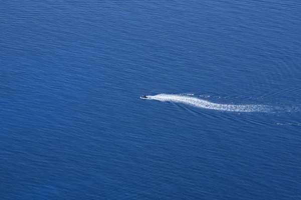 爱奥尼亚海蓝色水面上滑雪射流轨迹 — 图库照片