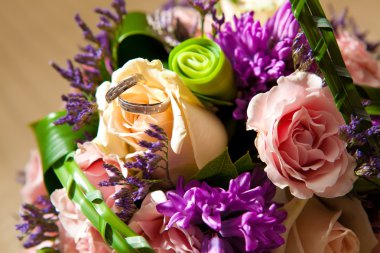 Yüzükler düğün buketinde