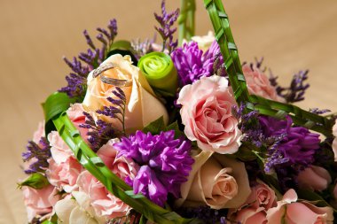 Yüzükler düğün buketinde