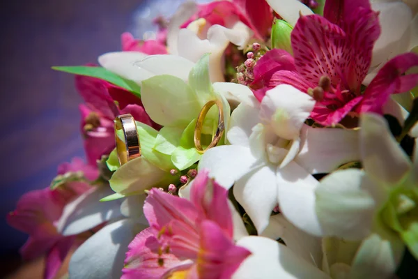 Rings on a wedding bouquet — Stock Photo, Image